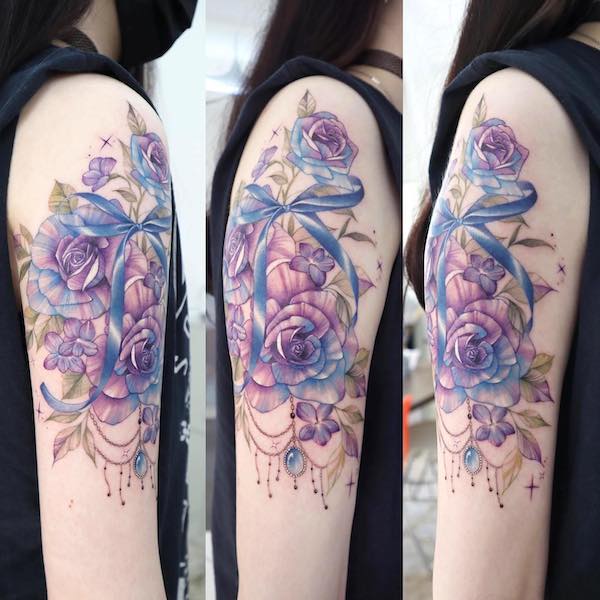 Tatuaggio con manica di rosa di @siren_ink