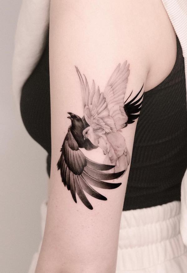 Tatuaggio a manica di uccelli in bianco e nero di @lucy.moana