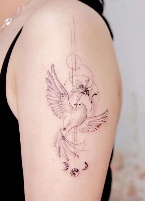 Tatuaggio con uccello e luna di @arese_tattoo