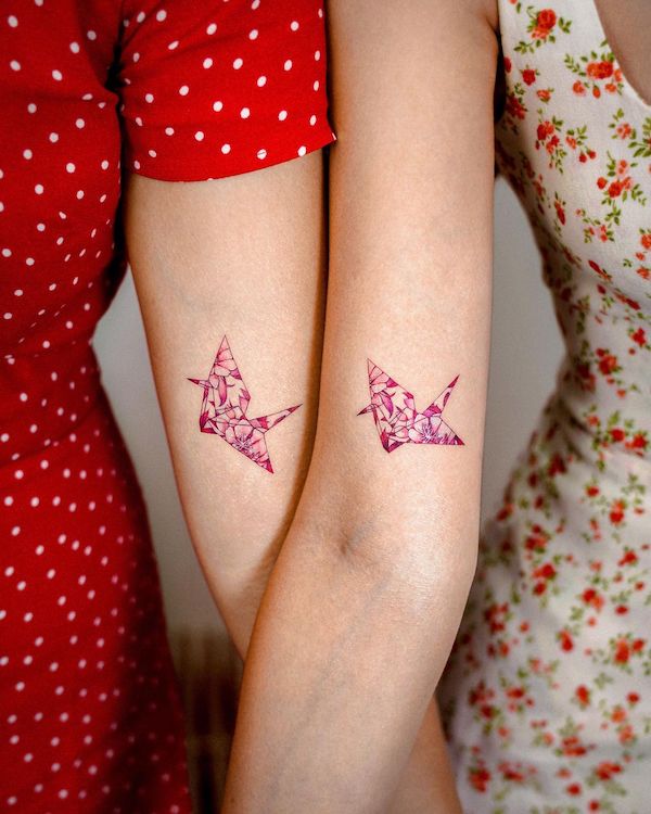 Tatuaggi con gru di carta per le migliori amiche da @e.nal_.tattoo