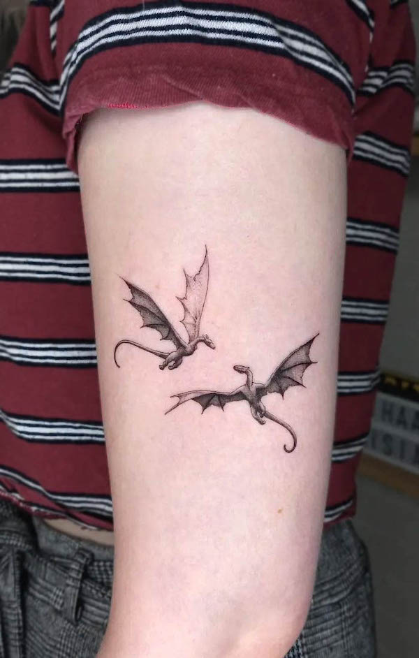 Piccolo tatuaggio doppio drago sulla parte superiore del braccio da @kasper.august