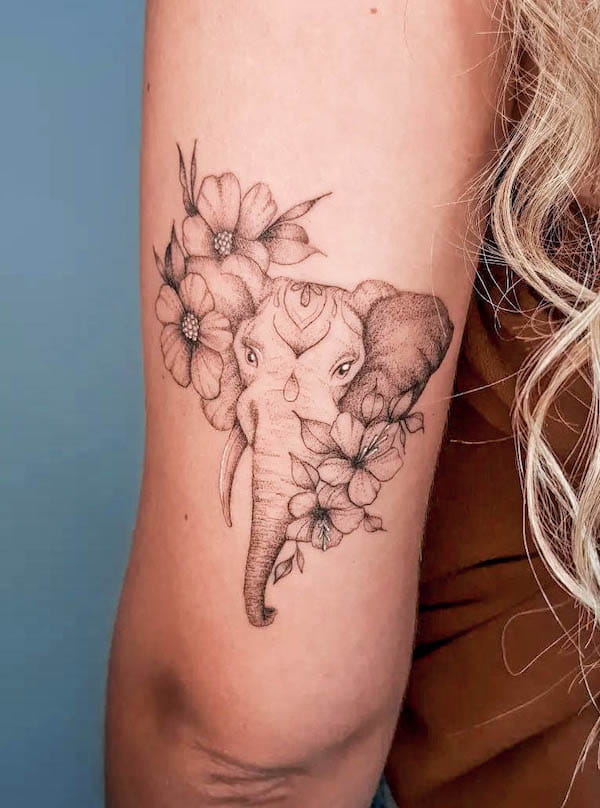 Tatuaggio di fiori ed elefanti sul braccio di @nancimtattoo