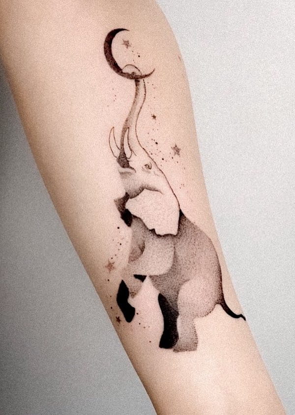 Tatuaggio stravagante del braccio di elefante per le donne da @miki_tatuuje