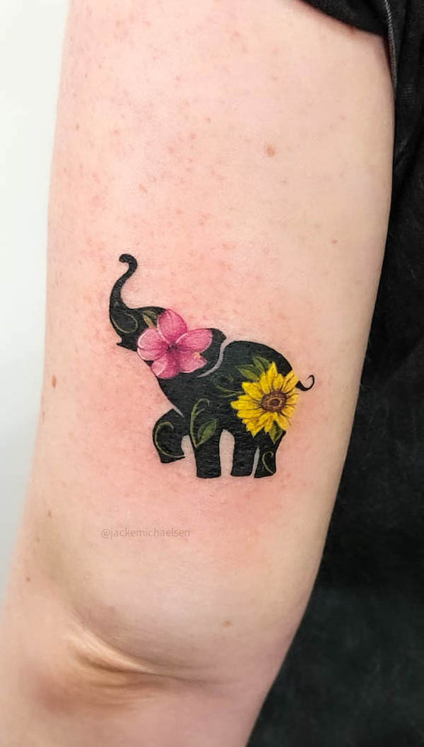 Tatuaggio del braccio di elefante tropicale da @jackemichaelsen.tattoo