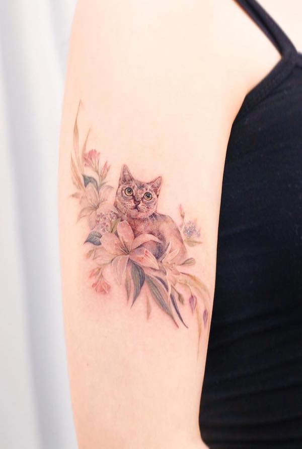 Tatuaggio della parte superiore del braccio di @vandal_tattoo