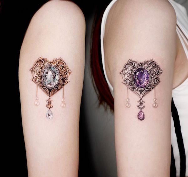 Tatuaggi gemellari con pietre preziose di @tattooist_siia