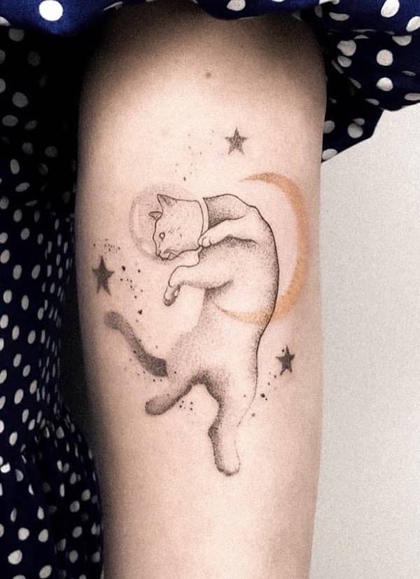 Tatuaggio del braccio con gatto astronauta e stella di @miki_tatuuje