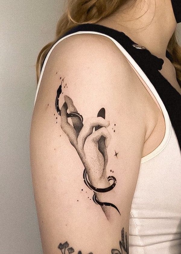 Tatuaggio stregato della parte superiore del braccio per le donne da @miki_tatuuje