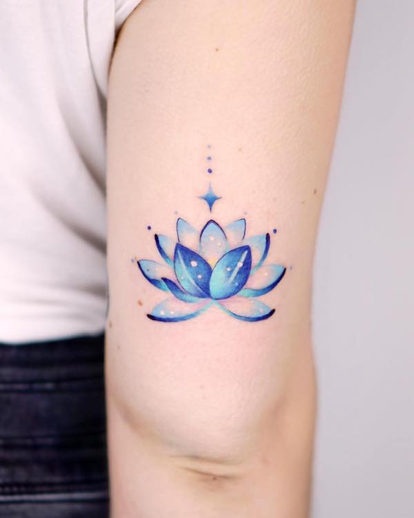 Tatuaggio con loto blu sul retro del braccio di @charming_tattoo