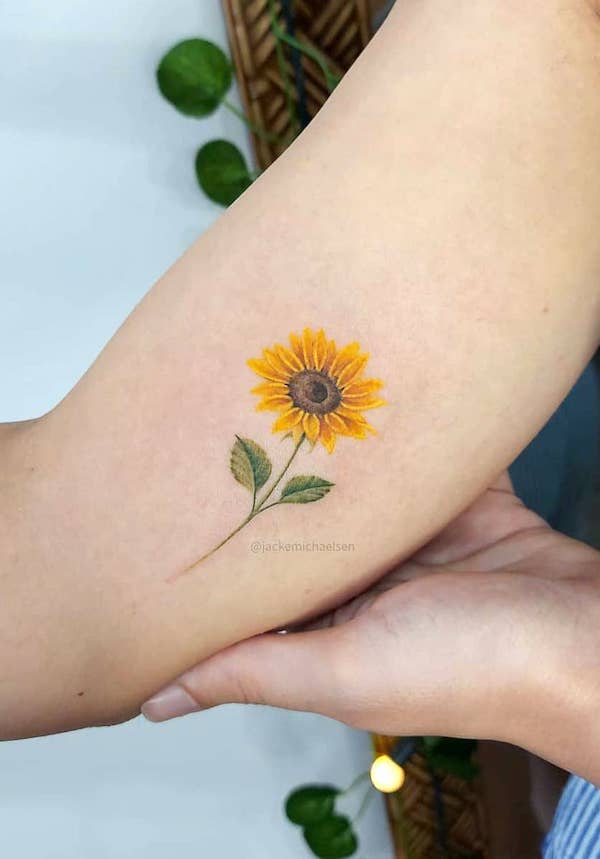 Piccolo girasole sul bicipite di @jackemichaelsen.tattoo