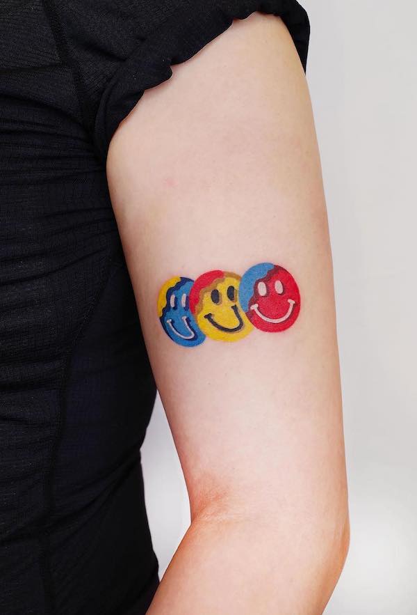 Tatuaggio della parte superiore del braccio con faccine sorridenti di @zoonmo