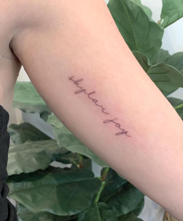 Tatuaggio nome bicipite di @gracedoestattoos