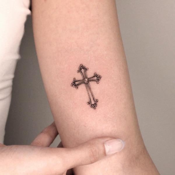 Tatuaggio con piccola croce all'interno del braccio di @tattooist_eheon