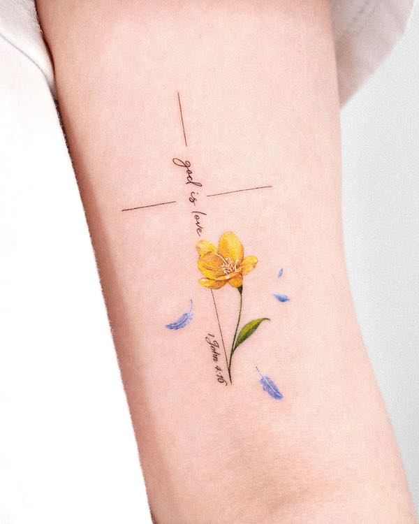 Croce con fiore e citazione di @tattooist_solar