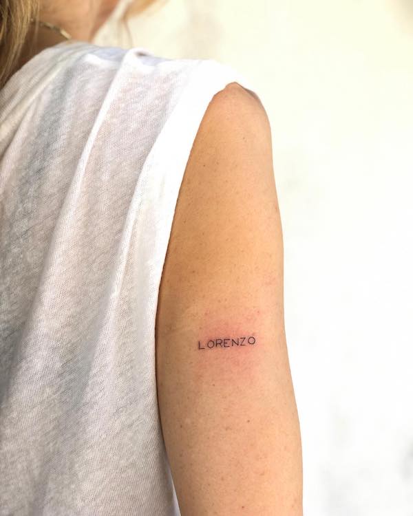 Tatuaggio con nome sul retro del braccio di @xinattt