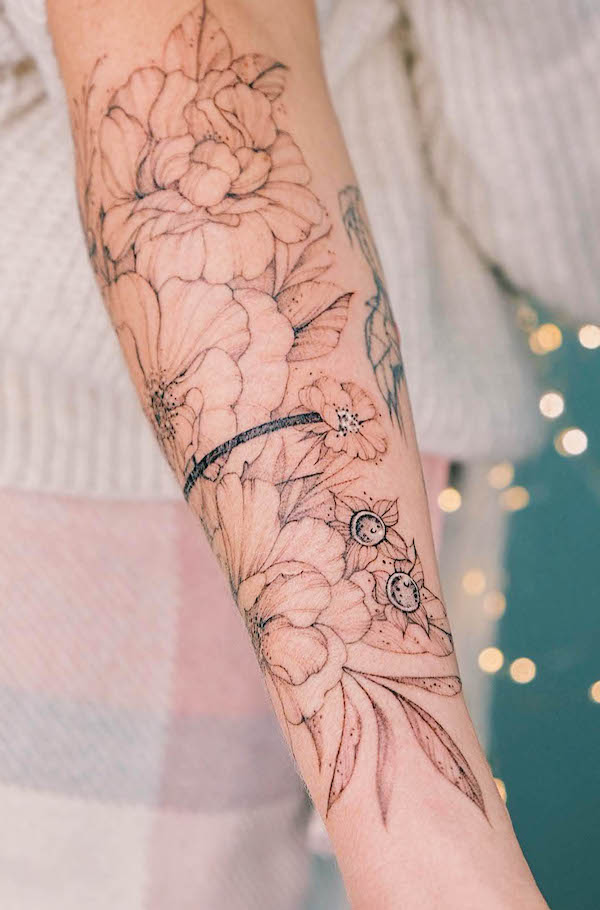 Bracciale floreale tatuaggio sull'avambraccio da @cathy.artwork