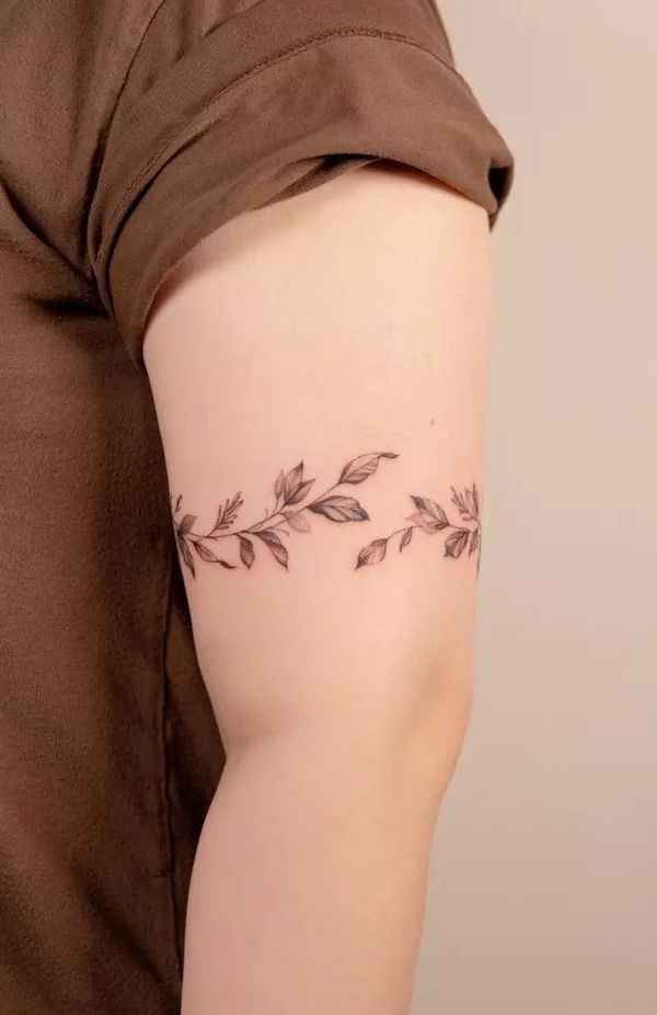 Tatuaggio botanico a fascia da @handitrip