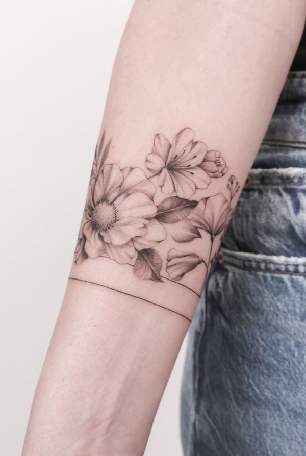 Bracciale a fiori nero e grigio di @amelie.tattooist
