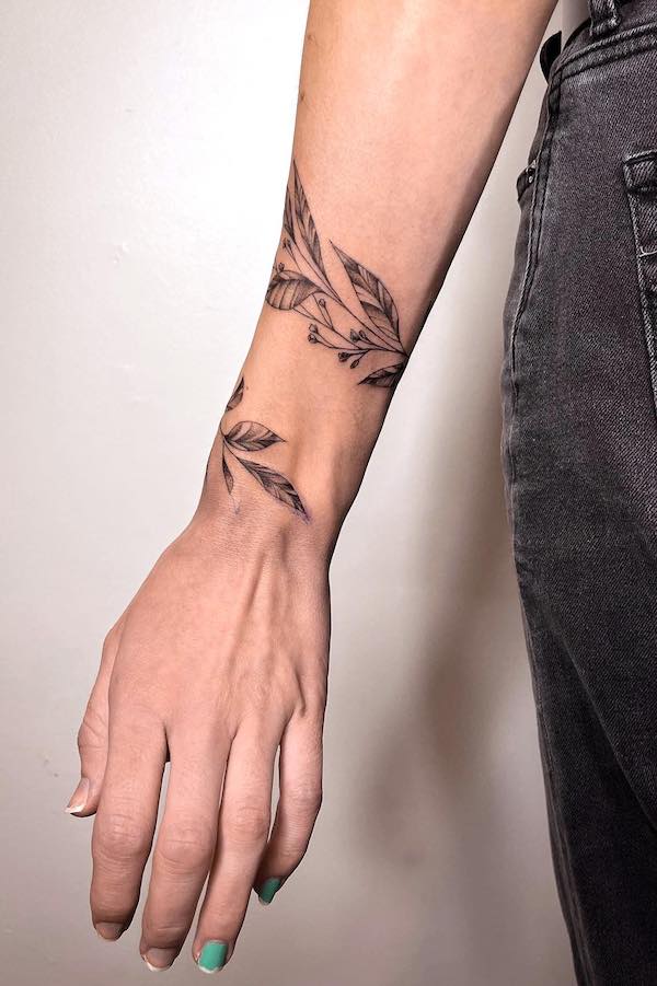 Tatuaggio di vite sulla parte superiore del braccio da @kaylajordyntattoos
