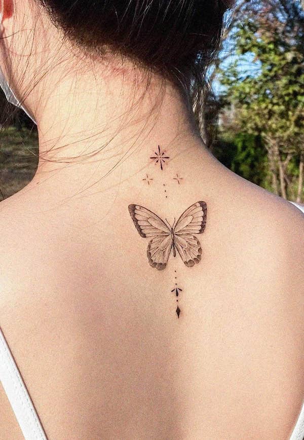 Tatuaggio posteriore a forma di farfalla semplice di colore nero e grigio realizzato da @e.hyang_.tattoo