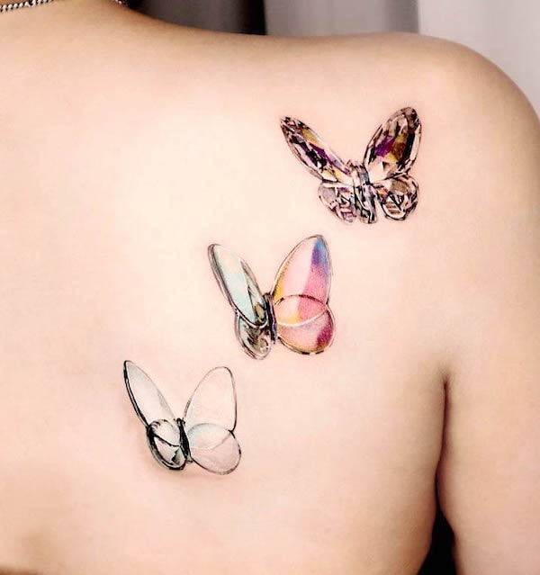 Farfalle di cristallo tatuate sulla scapola da @tattooist_siia