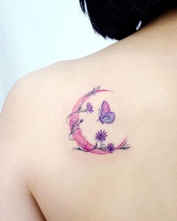 Luna floreale rosa e farfalla sul retro della spalla by @tilda_tattoo