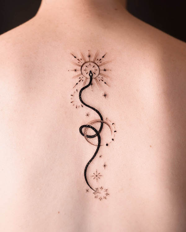 Stupendo tatuaggio sulla schiena di serpente nero di @norangtattoo