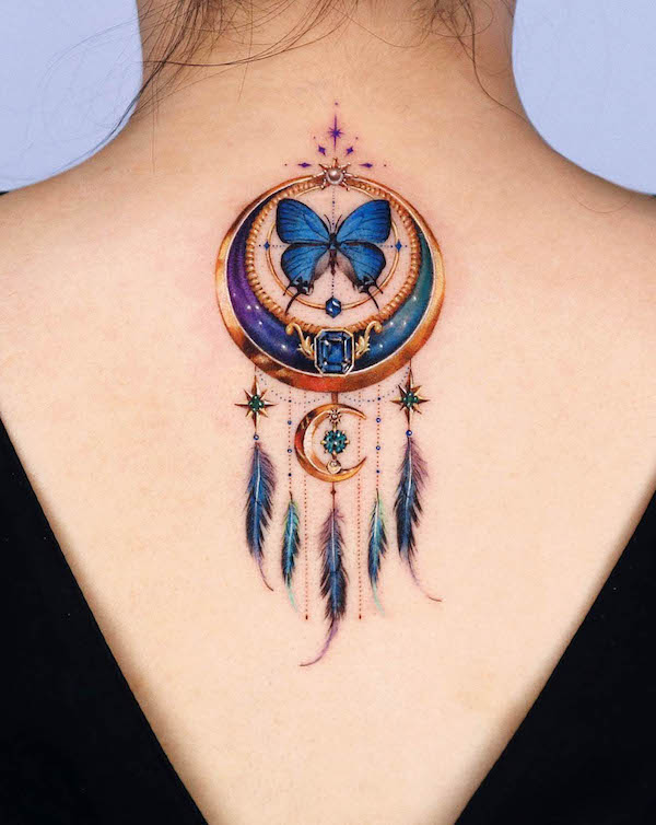 Farfalla acchiappasogni sulla schiena di @yeriel_tattoo