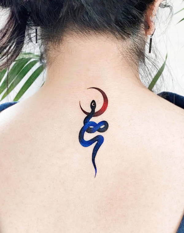 Serpente blu e luna di sangue di @e.hyang_.tattoo
