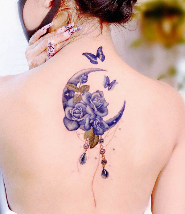 Splendido acchiappasogni con rose e farfalle di @peria_tattoo