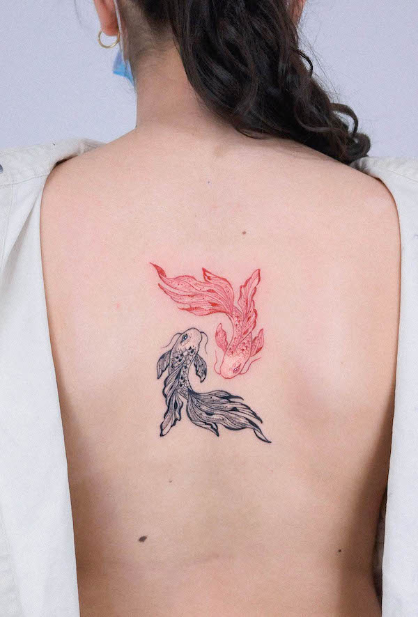 Tatuaggio koi nero e rosso di @loe.tattoo