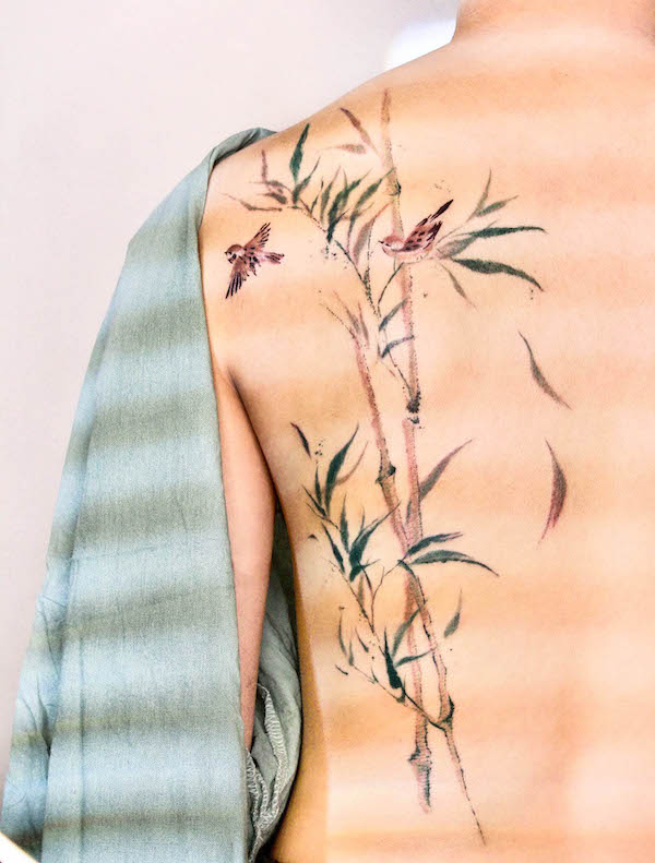 Tatuaggio orientale con bambù e uccelli sulla schiena di @suryo.tattoo