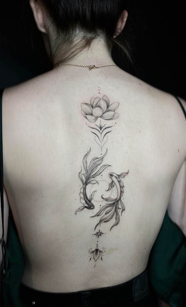 Tatuaggio Koi sulla schiena di @pez.tattooer