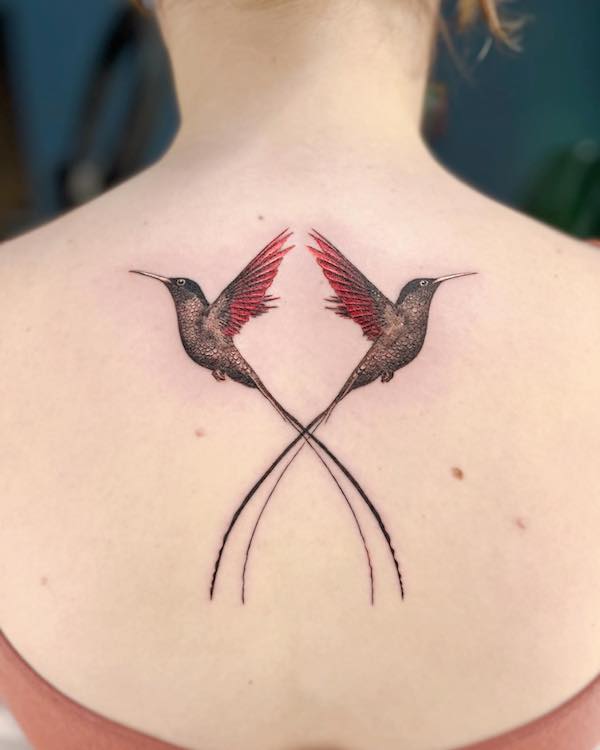 Tatuaggio a forma di uccello sulla schiena di @yuna.tattoos