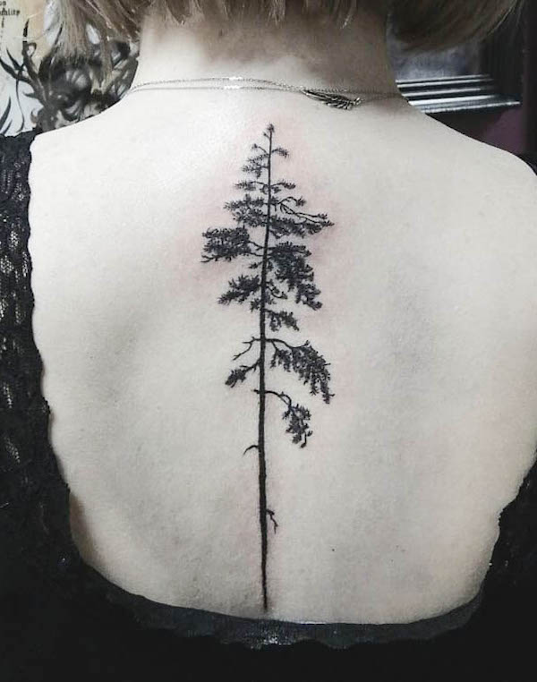 Tatuaggio della spina dorsale dell'albero da @iwona.tattoo