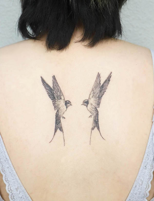 Tatuaggio di uccelli sulla schiena di @ssussu_tatt