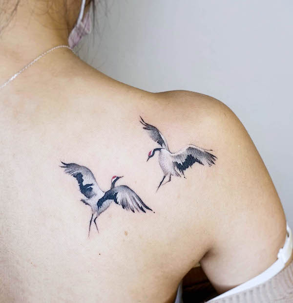 Elegante gru spalla tatuaggio da @_.yiching._