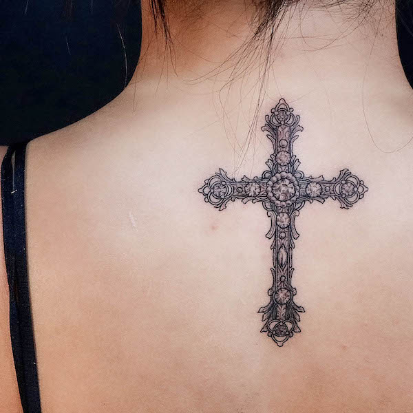 Tatuaggio vintage con croce sulla schiena di @ink_de_oro