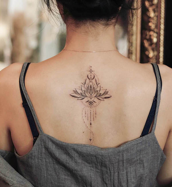 Tatuaggio della spina dorsale di loto nero di @sukza__art
