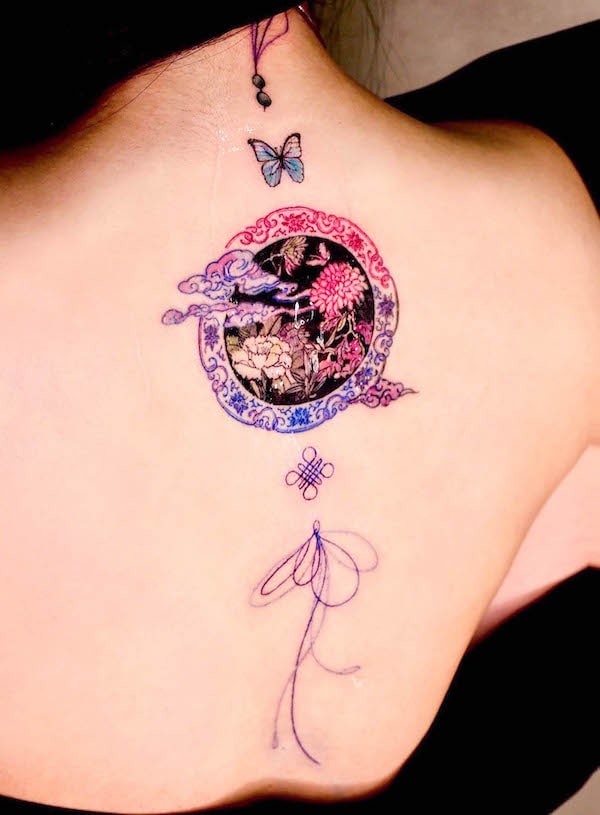 Tatuaggio della colonna vertebrale con perla orientale norigae di @seolheetattoo
