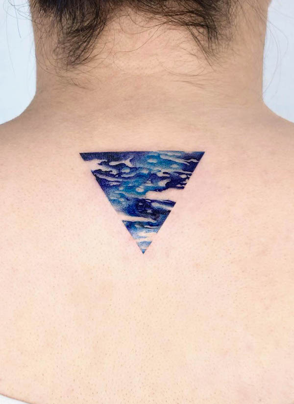 Tatuaggio astratto blu sulla schiena da @rizn__tattoo