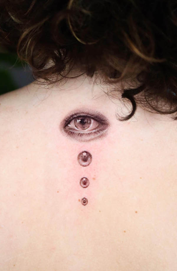 Tatuaggio realistico dell'occhio sulla schiena di @6o9ang