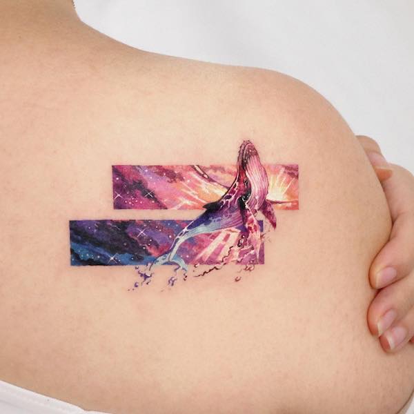 Tatuaggio cosmico di balena sul retro della spalla di @tattooist_sigak
