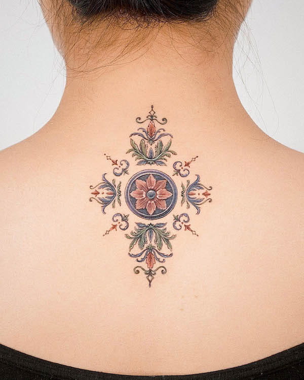 Tatuaggio posteriore con ornamento floreale di @youngchickentattoo