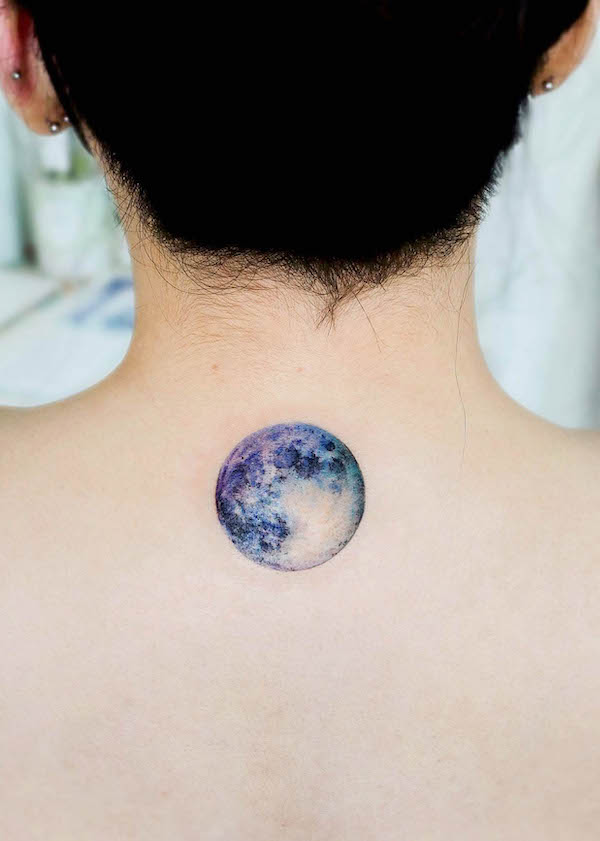 Tatuaggio della schiena con luna blu di @eunyutattoo
