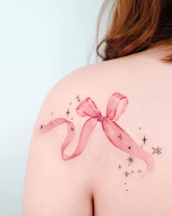 Tatuaggio a nastro sul retro della spalla da @choiyun_tattoo