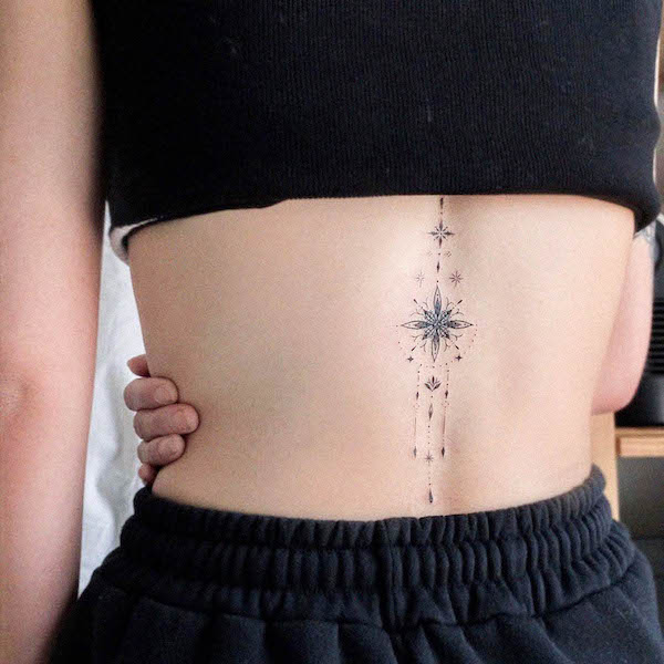 Tatuaggio di ornamento della parte bassa della schiena da @e.hyang_.tattoo