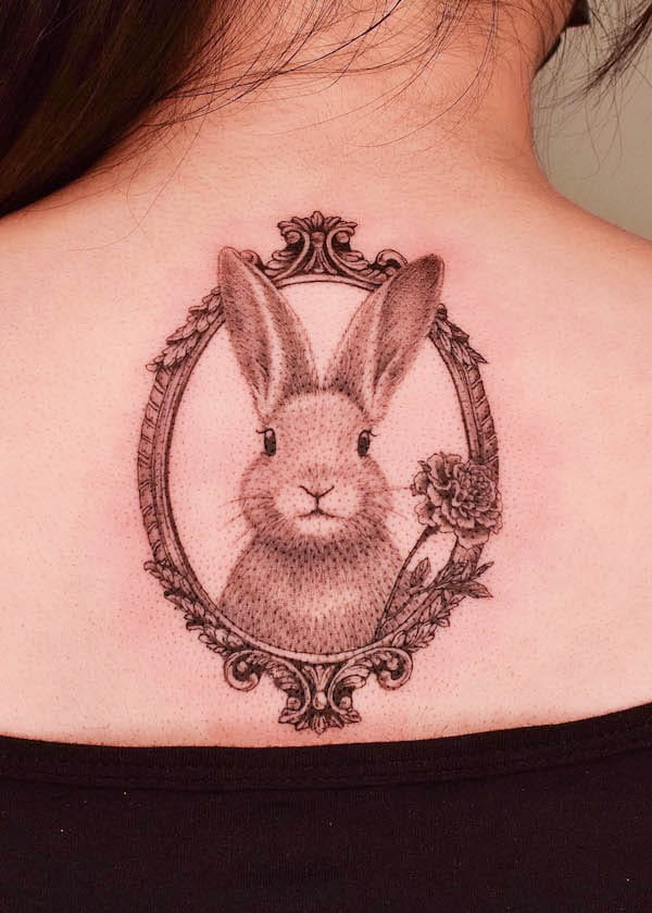 Tatuaggio coniglio sulla schiena di @tattooer_jina
