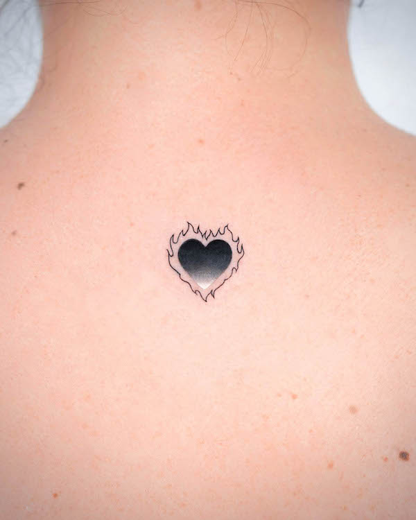 Piccolo cuore nero ardente di @o.ri_tattoo