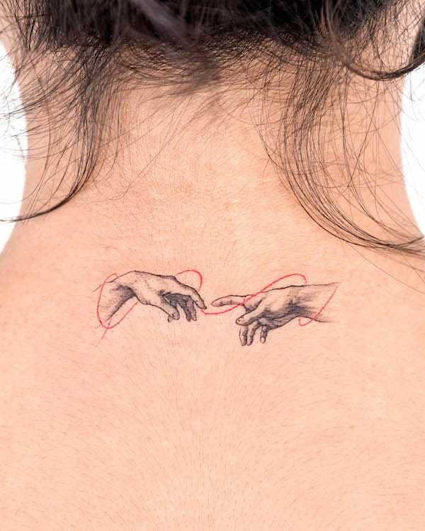 Il tatuaggio posteriore della Creazione di Adamo di @choiyun_tattoo